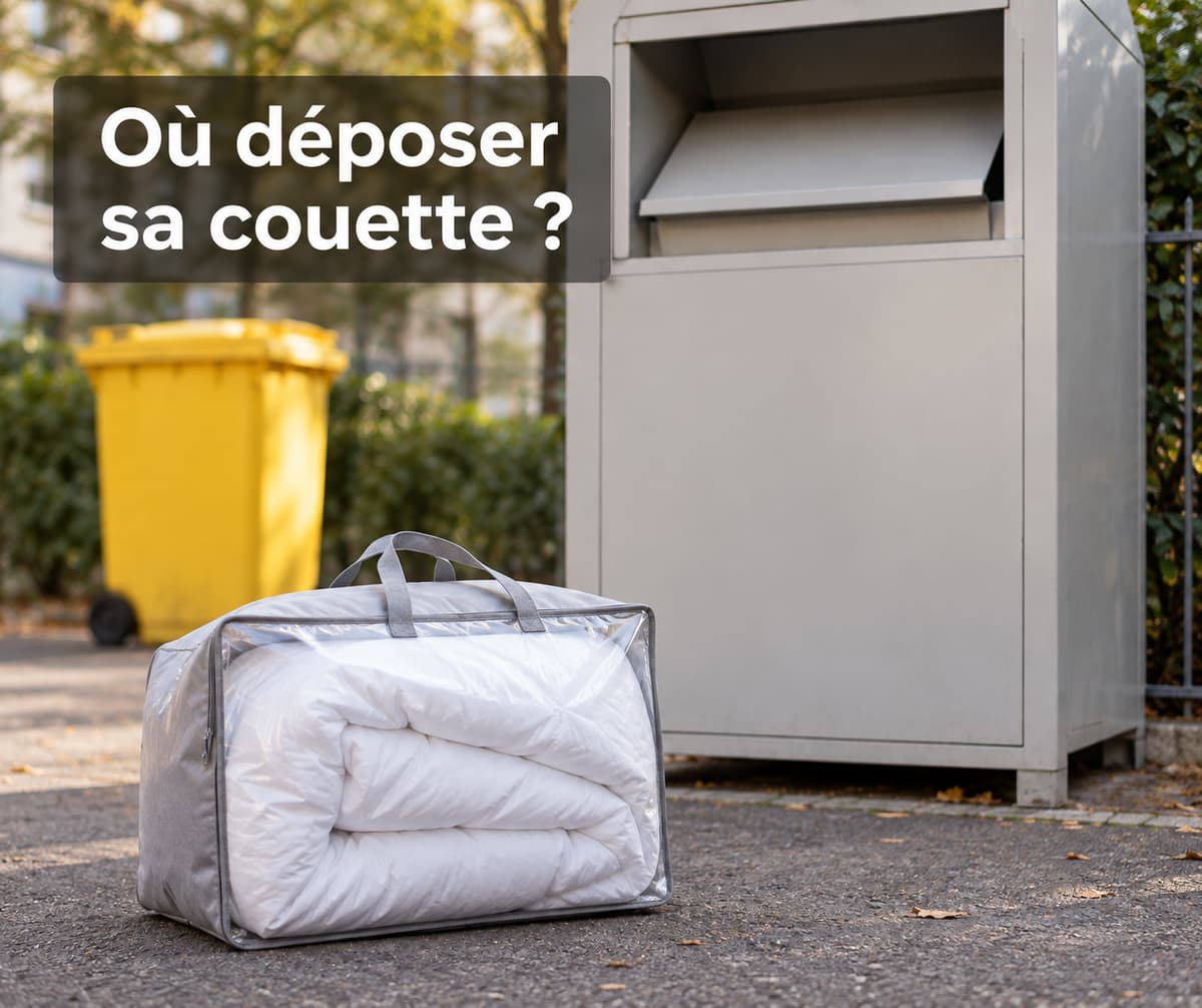 Couette pliée dans un sac de transport posée devant un point de collecte générique, avec une poubelle jaune légèrement floue en arrière-plan et le texte « Où déposer sa couette ? » visible.