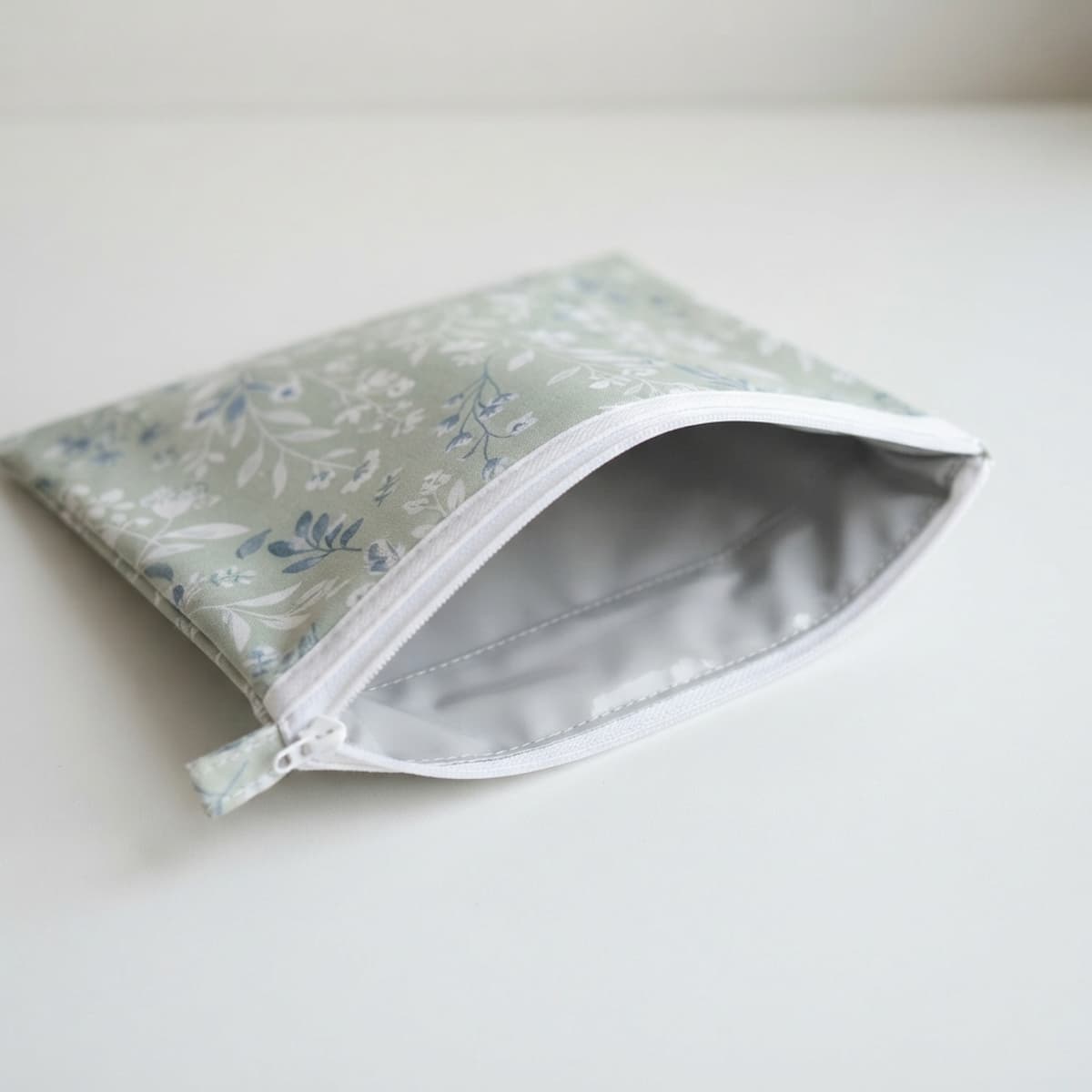 Sac de congélation en tissu PUL ouvert, montrant sa doublure imperméable laminée et sa fermeture à glissière.